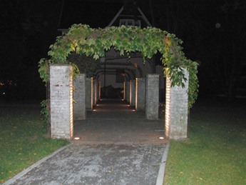 Beleuchteter Säulengang bei Nacht